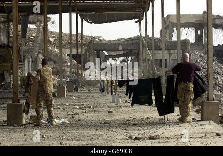 Membri dell'equipaggio del serbatoio Challenger II. La rete si stava chiudendo sui lealisti di Saddam nella città di Basra, sulla scia della più grande offensiva finora in Iraq da parte dei comandos Royal Marine. * per incubo circa 600 Marines reali dal 40 Commando aveva assunto una posizione di consolidamento nel sobborgo meridionale di Abu al Khasib dopo un assalto di 15 ore progettato per incoraggiare gli avversari di Saddam Hussein a Bassora a sollevarsi contro il suo regime. Foto Stock