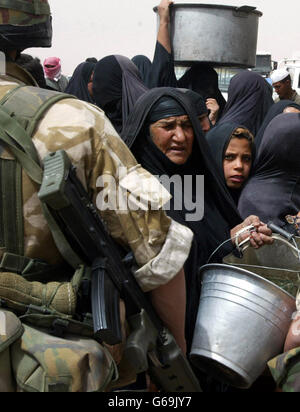 Le donne di attendere per acqua in Iraq Foto Stock