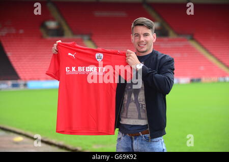 Il calciatore Adam Hammill firma per Barnsley Football Club, Oakwell, Barnsley, South Yorkshire, Regno Unito. Foto Stock