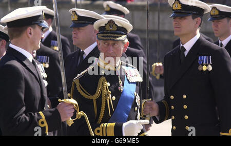 Il Principe di Galles (centro) ispeziona una sfilata di 183 ufficiali dopo essersi diplomati al Britannia Royal Naval Collage di Dartmouth. Il principe, che vi è uscito nel 1971, * ... ha iniziato la sua visita piantando un albero di mele nel giardino del Commodore - lo stesso giardino in cui sua madre, allora principessa Elisabetta, camminò nel 1939 con suo padre, il principe Filippo, mentre il principe era lui stesso un cadetto navale lì. Foto Stock