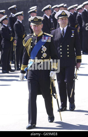 Il Principe di Galles (centro) ispeziona una sfilata di 183 ufficiali dopo essersi diplomati al Britannia Royal Naval Collage di Dartmouth. Il principe, che vi è uscito nel 1971. Il principe è accompagnato dal comandante David Vaughan, secondo al comando al Collegio. * ... ha iniziato la sua visita piantando un albero di mele nel giardino del Commodore - lo stesso giardino in cui sua madre, allora principessa Elisabetta, camminò nel 1939 con suo padre, il principe Filippo, mentre il principe era lui stesso un cadetto navale lì. Foto Stock