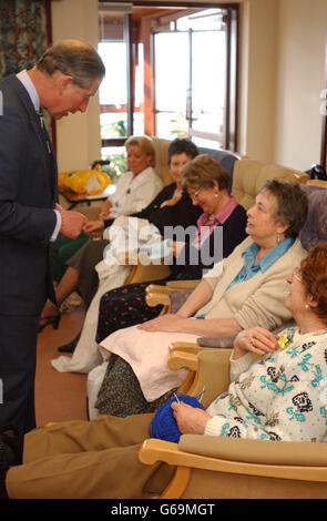 Il Principe del Galles chiacchiera con i residenti durante una visita al St Luke's Hospice a Plymouth, che celebra il suo 21° anniversario. Foto Stock