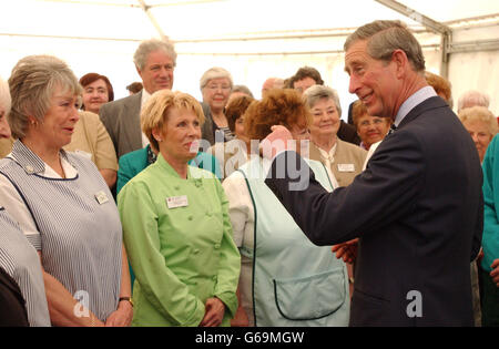 Il Principe del Galles chiacchiera con il personale durante una visita al St Luke's Hospice di Plymouth, che celebra il suo 21° anniversario. Foto Stock