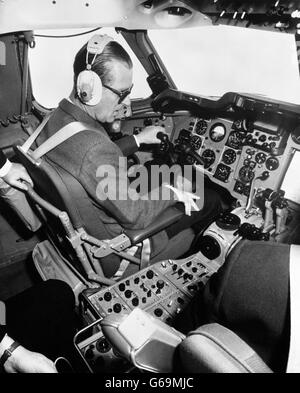 Il principe Filippo, il duca di Edimburgo, guarda alla serie di strumenti mentre assume il controllo durante un volo di 75 minuti in un nuovo aereo di linea Trident Jet della British European Airways. Il volo è stato effettuato durante una visita all'unità di addestramento della compagnia aerea all'aeroporto di Stansted, Essex. La sua altezza reale fece due atterraggi con il capitano W. Atkins, il responsabile di volo di addestramento di BEA, come suo co-pilota. Anche in aereo è stato il Sig. Anthony II Milward, presidente BEA Foto Stock