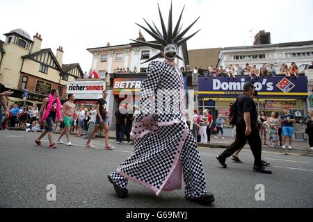 I festaioli prendono parte alla Brighton Gay Pride Parade, Brighton. Foto Stock