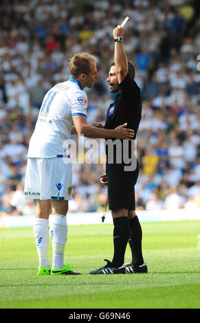 Il Leeds United's Luke Varney è prenotato dall'arbitro James Adcock durante la partita del campionato Sky Bet a Elland Road, Leeds. Foto Stock