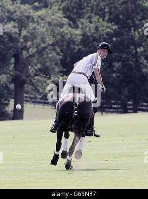 Il duca di Cambridge gioca in una partita di polo di beneficenza all'Audi Polo Challenge, a Coworth Park, Berkshire. Foto Stock