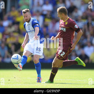 Calcio - Sky Bet Championship - Birmingham City / Watford - St Andrew's. Il Wade Elliott di Birmingham (a sinistra) gioca la palla oltre gli Almen Abdi di Watford Foto Stock