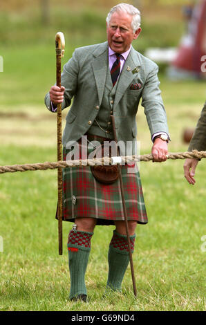 Il Principe di Galles giudica la Tug of War come Chieftain dei Mey Highland Games durante la sua visita ai Mey Games a Caithness, Scozia. Foto Stock