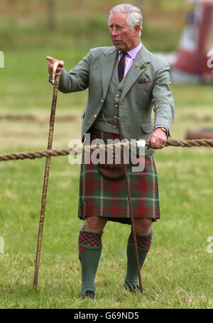 Il Principe di Galles giudica la Tug of War come Chieftain dei Mey Highland Games durante la sua visita ai Mey Games a Caithness, Scozia. Foto Stock