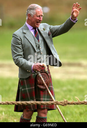 Il Principe di Galles giudica la Tug of War come Chieftain dei Mey Highland Games durante la sua visita ai Mey Games a Caithness, Scozia. Foto Stock