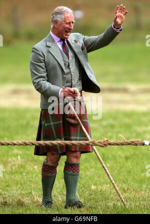 Il Principe di Galles giudica la Tug of War come Chieftain dei Mey Highland Games durante la sua visita ai Mey Games a Caithness, Scozia. Foto Stock