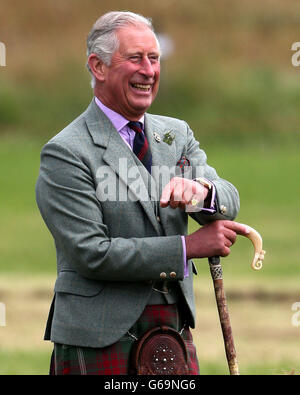 Il Principe di Galles giudica la Tug of War come Chieftain dei Mey Highland Games durante la sua visita ai Mey Games a Caithness, Scozia. Foto Stock