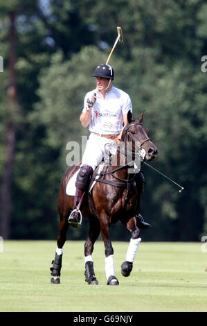 Il duca di Cambridge gioca in una partita di polo di beneficenza all'Audi Polo Challenge, a Coworth Park, Berkshire. Foto Stock