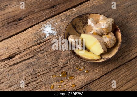 Lo zenzero e miele sano per erba asiatica antica terapia a freddo su uno sfondo di legno Foto Stock