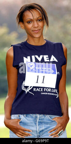 L'attrice Judi Shekoni durante una fotocellula lancerà Cancer Research UK's Race for Life nel Regent's Park, nel centro di Londra. *..l'obiettivo è incoraggiare 300,000 donne a partecipare a 130 razze in tutta la nazione tra maggio e luglio 2003 per raccogliere fondi per la carità. Foto Stock