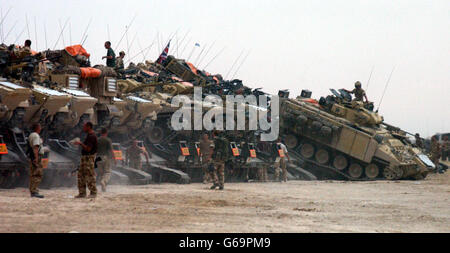 Il 2° gruppo di battaglia Regiment Royal Tank si sposta da Basra più a nord in Iraq. Foto Stock