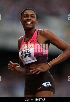 Il Perri Shakes-Drayton della Gran Bretagna reagisce dopo essere stato secondo negli ostacoli della Women's 400 metri durante il giorno uno della riunione della IAAF London Diamond League allo Stadio Olimpico di Londra. Foto Stock