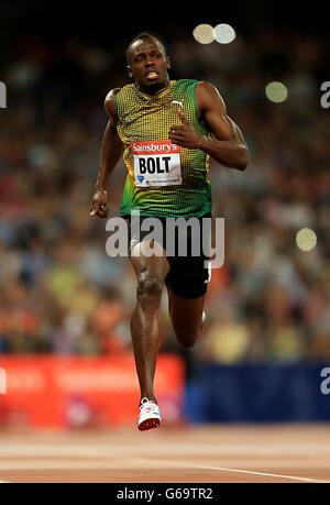 L'Usain della Giamaica si è messa in azione durante i 100 metri degli uomini durante il giorno uno dell'incontro della IAAF London Diamond League allo Stadio Olimpico di Londra. Foto Stock