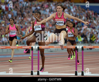 La Repubblica Ceca Zuzana Hejonva (a destra) batte la Gran Bretagna Perri Shakes-Drayton (a sinistra) negli ostacoli da 400 metri delle donne durante il primo giorno della riunione della IAAF London Diamond League allo Stadio Olimpico di Londra. Foto Stock