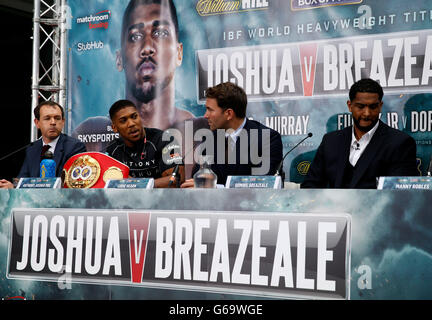 (Da sinistra a destra) Capo di Sky Sports Boxe Adam Smith, Anthony Joshua, promotore Eddie Hearn e Dominic Breazeale durante una conferenza stampa a Sky Sport studios, Isleworth. Foto Stock