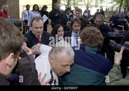 Il maggiore Charles Ingram (al centro a sinistra) e sua moglie Diana (al centro) lasciano Southwark Crown Court a Londra, dopo che, insieme al conferenziere Tecwen Whittock, sono stati trovati colpevoli di aver imbrogliato il loro cammino verso il primo premio del quiz televisivo Chi vuole essere un milionario? * gli Ingrams, entrambi 39, di Easterton, Wiltshire, e Whittock 53, che vive a Whitchurch, Cardiff, ed è capo degli studi aziendali al Pontypridd College, Galles del Sud, avevano ciascuno negato un singolo conteggio di procurare l'esecuzione di una sicurezza preziosa per inganno il 10 settembre 2001. Ingram maggiore e sua moglie Diana sono stati condannati a 18 Foto Stock