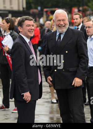 Il Ministro dello Sport Hugh Robertson (a sinistra) e Sir Robin Knox-Johnston ad un evento di lancio per lo yacht 'Gran Bretagna' a Trafalgar Square, Londra. PREMERE ASSOCIAZIONE foto. "Great Britain" sarà il fiore all'occhiello del Clipper Round The World Yacht Race, che inizierà il 1° settembre 2013. Data immagine: Mercoledì 31 luglio 2013. Il credito fotografico dovrebbe essere: Dominic Lipinski/PA Wire Foto Stock