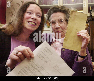 Peggy Houghton (a destra), 83 anni, da Malvern, Worcestershire, con la figlia Angela Rodway (a sinistra) e la lettera che ha ricevuto dall'Alexandra Hospital di Redditch, organizzando un appuntamento per le tonsille di sua figlia da rimuovere 50 anni dopo essere state ritirate. I capi dell'ospedale si scusarono con il pensionato, per la lettera in cui la figlia di Houghton, Angela Rodway, 55 anni e madre di due anni, aveva avuto una tonsillectomia all'ex infermeria reale di Worcester nel 1953 quando aveva sei anni. Foto Stock