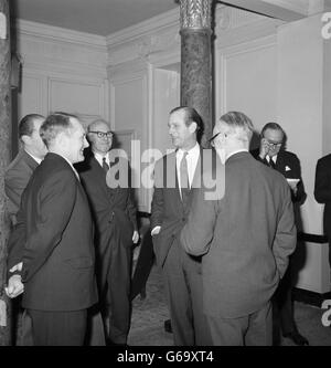 Il principe Filippo, il duca di Edimburgo, con il sig. F.L.D. Flintoff , Vice Direttore dello smaltimento dei rifiuti del Greater London Council e Sir Walter Worboys, Presidente del Consiglio della Royal Society of Arts, presso la sede della Società a John Adam Street, Adelphi, Londra. Sua altezza reale ha partecipato ad una conferenza del sig. Flintoff sul problema dello scarto e della lettiera Foto Stock