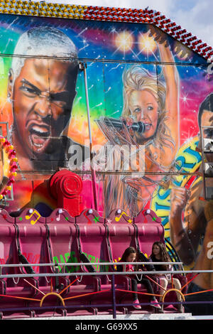 Regno Unito, County Durham, Hartlepool, Seaton Carew, seafront amusements, ragazze su allegramente dipinti ride Foto Stock