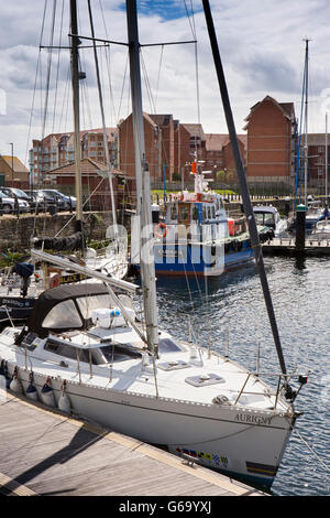 Regno Unito, County Durham, Hartlepool, Marina, barche ormeggiate accanto a waterfront e alloggiamento Foto Stock