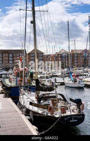 Regno Unito, County Durham, Hartlepool, Marina, barche ormeggiate accanto a waterfront e alloggiamento Foto Stock