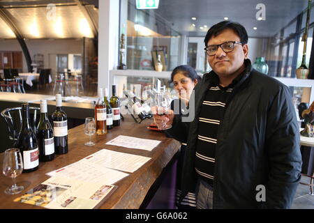 Indian matura in un bar di buon umore modello di rilascio Foto Stock