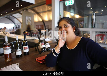 Foto di indiani signora seduta in una cantina modello di rilascio Foto Stock