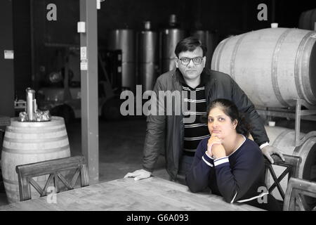 Immagine in bianco e nero di indiani giovane seduto in una cantina di modello di rilascio Foto Stock