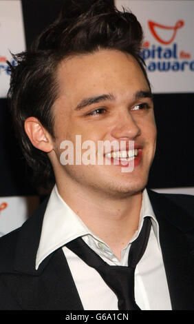 Gareth Gates con il suo premio Favorite Concert Award - per il Pop Idol Tour, durante i Capital FM Awards, aiuta un'organizzazione di beneficenza per bambini a Londra al Royal Lancester Hotel. Foto Stock