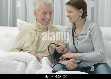 Ill Senior uomo con cura la figlia Foto Stock