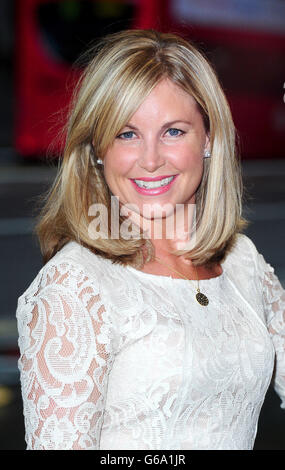 Kim Medcalf arriva per un concerto di Spamalot al Playhouse Theatre di Londra. Foto Stock