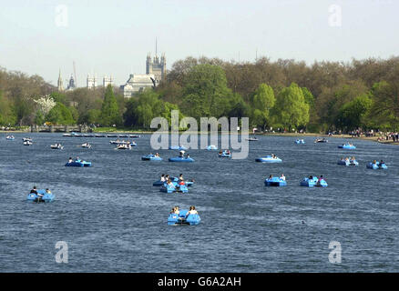 Il sole caldo splende sulla serpentina nell'Hyde Park di Londra. Foto Stock