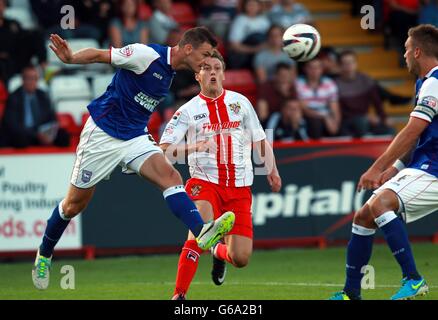 Tommy Smith (a destra) e Stevenages Luke Freeman di Ipswich Town durante la Capital One Cup, prima partita allo stadio Lamex, Stevenage. Foto Stock