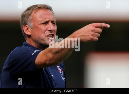 Il Town Manager di Cheltenham, Mark Yates, durante la partita contro la città di Cardiff nell'amichevole pre-stagione all'Abbey Business Stadium di Cheltenham. Foto Stock