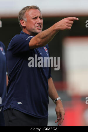 Il Town Manager di Cheltenham, Mark Yates, durante la partita contro la città di Cardiff nell'amichevole pre-stagione all'Abbey Business Stadium di Cheltenham. Foto Stock