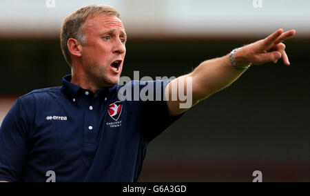 Il Town Manager di Cheltenham, Mark Yates, durante la partita contro la città di Cardiff nell'amichevole pre-stagione all'Abbey Business Stadium di Cheltenham. Foto Stock