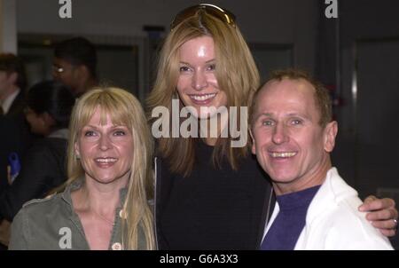 (L-R) Toyah Wilcox, Catalina e Wayne dormite all'aeroporto di Heathrow prima di partire per prendere parte a una nuova serie di 'i am A Celebrity Get Me out of Here'. Foto Stock