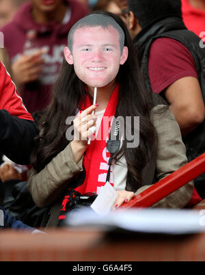 Calcio - Rio Ferdinand Testimonial - Manchester United v Sevilla - Old Trafford. Un fan di Manchester United regge una maschera Wayne Rooney Foto Stock