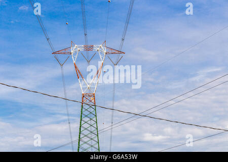 Pilone per la distribuzione di energia elettrica in alta tensione Foto Stock