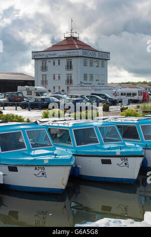 Un edificio di uffici e presso il Parco Nazionale Broads cantiere Haven e marina per vacanza noleggio barca a Wroxham in Norfolk chiodi REGNO UNITO Foto Stock