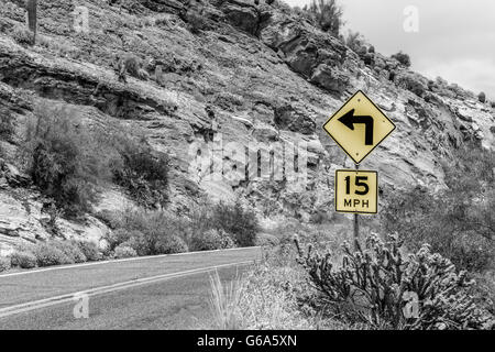 Il limite massimo di velocità 15 segno sulla strada Foto Stock