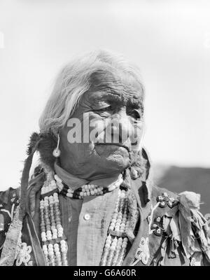 1930s ritratto anziani dai capelli bianchi Native American Indian uomo indossa collana di perle di SANTA CLARA PUEBLO NEL NUOVO MESSICO USA Foto Stock