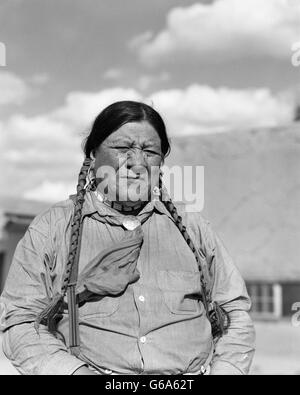 1930s ritratto grave Native American Indian uomo SAN ILDEFONSO PUEBLO NEL NUOVO MESSICO USA Foto Stock